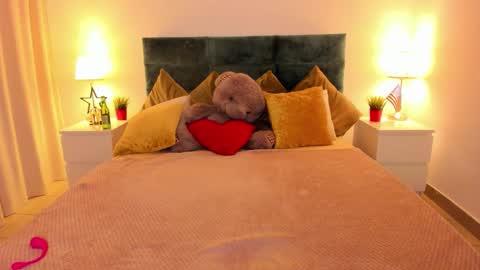 mishapallmer online show from September 24, 2025, 5:44 am