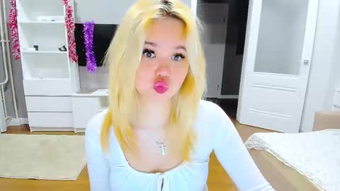 miss__selena online show from December 15, 2025, 9:08 pm