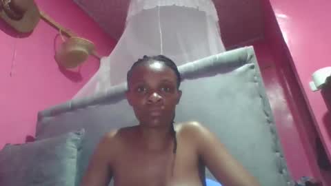 miss_belllo online show from September 28, 2025, 1:05 pm