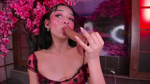 Snapshot of miss_evolet chatting on April 8, 2026, 6:19 pm Evoleth online show from April 8, 2026, 6:19 pm