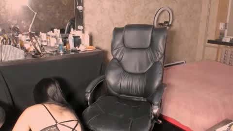 Snapshot of miss_poison chatting on October 31, 2025, 6:09 pm Leya online show from October 31, 2025, 6:09 pm