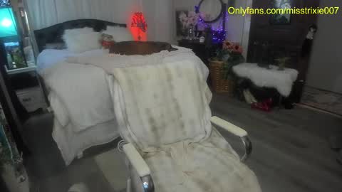 Trixie007 online show from October 31, 2025, 8:43 pm