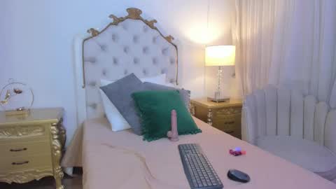 miss vivienne online show from November 26, 2025, 3:51 am