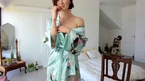 Alexandra Thorn online show from September 25, 2025, 9:46 am