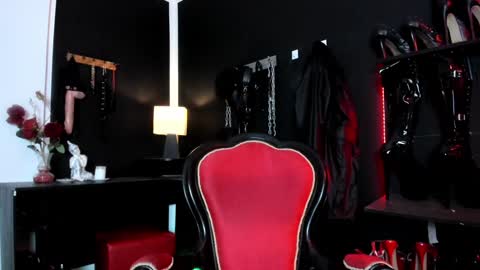 Snapshot of missdarklady chatting on January 31, 2025, 10:42 pm Missdarklady online show from January 31, 2025, 10:42 pm