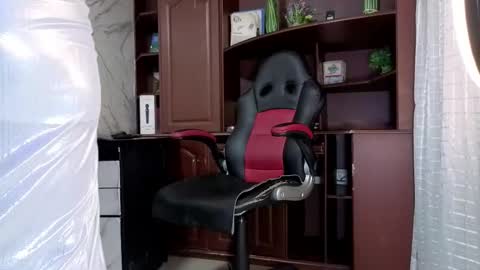 Escarlet online show from November 28, 2025, 2:47 am