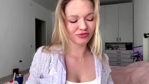 Snapshot of missfit_ chatting on January 12, 2026, 9:14 am Viola online show from January 12, 2026, 9:14 am