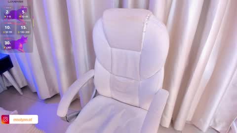 i am lyn online show from November 19, 2025, 3:28 am