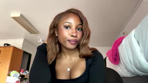 missmarimac online show from February 23, 2026, 4:37 pm