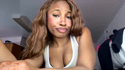 missmarimac online show from February 24, 2026, 10:52 pm