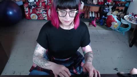 Miss Mia online show from November 25, 2025, 1:11 pm