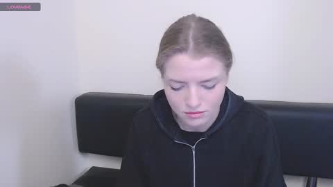 Snapshot of missoliviaa_ chatting on December 9, 2024, 11:36 am Olivia online show from December 9, 2024, 11:36 am