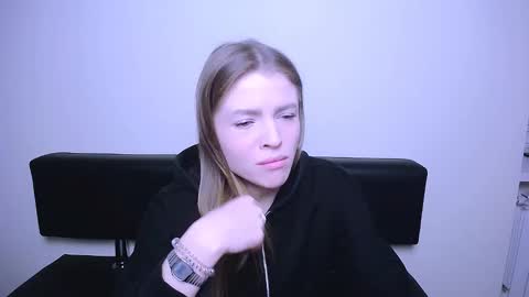 Snapshot of missoliviaa_ chatting on February 18, 2025, 8:38 am Olivia online show from February 18, 2025, 8:38 am