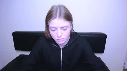 Snapshot of missoliviaa_ chatting on February 18, 2025, 11:44 am Olivia online show from February 18, 2025, 11:44 am