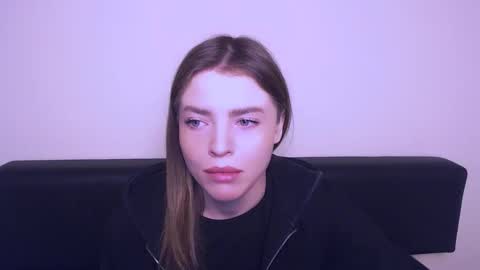 Snapshot of missoliviaa_ chatting on February 19, 2025, 9:50 am Olivia online show from February 19, 2025, 9:50 am