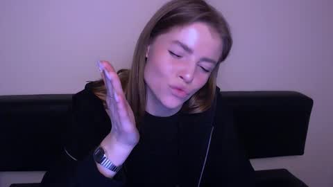 Snapshot of missoliviaa_ chatting on February 21, 2025, 1:55 am Olivia online show from February 21, 2025, 1:55 am