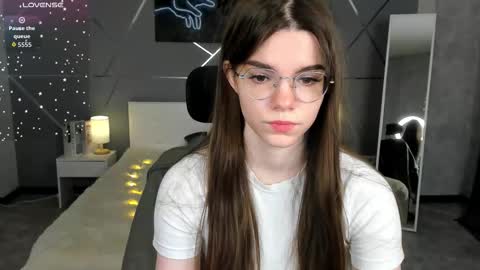 Snapshot of misss_evelyne chatting on December 18, 2025, 1:44 am misss_evelyne online show from December 18, 2025, 1:44 am