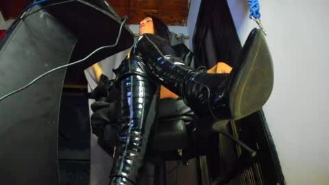Snapshot of mistressanna_ chatting on May 8, 2026, 12:49 am Mistress Anna Alves online show from May 8, 2026, 12:49 am