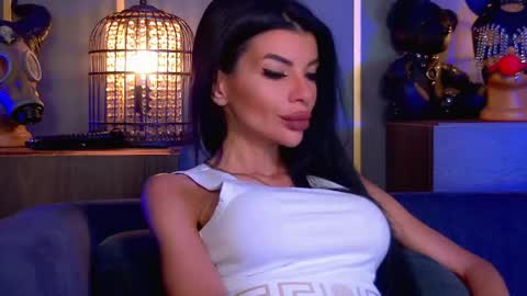 Elenia online show from May 25, 2026, 11:49 am