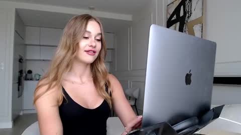 mistressuniverse online show from June 4, 2026, 10:43 am