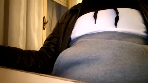 mlkmlkpp online show from November 3, 2025, 5:03 pm