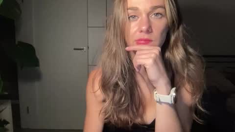 mmminnie online show from October 1, 2025, 5:19 pm