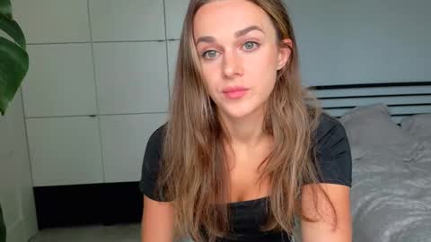 mmminnie online show from October 24, 2025, 12:34 pm