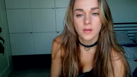 mmminnie online show from October 31, 2025, 2:40 pm