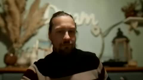 Snapshot of moi9876543210 chatting on January 5, 2026, 8:45 pm Julien online show from January 5, 2026, 8:45 pm