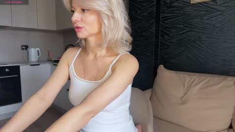 Snapshot of molly_beauti chatting on April 11, 2026, 5:45 am Molly online show from April 11, 2026, 5:45 am