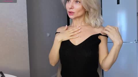 Snapshot of molly_beauti chatting on April 30, 2026, 2:51 am Molly online show from April 30, 2026, 2:51 am