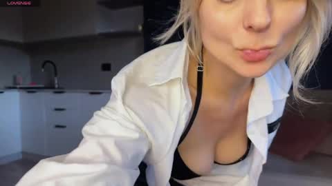 Snapshot of molly_beauti chatting on May 11, 2026, 2:45 pm Molly online show from May 11, 2026, 2:45 pm