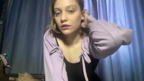 molly_poly online show from November 11, 2025, 11:10 am