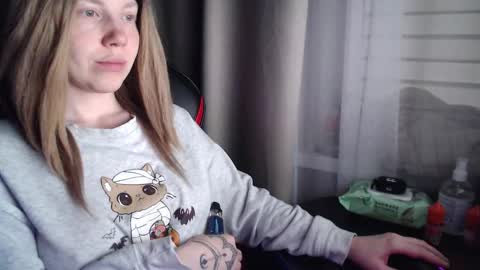 I have new photos come and see with love Molly online show from November 7, 2025, 12:16 pm