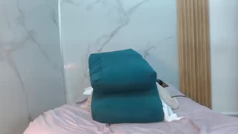  MOLLY  GUNSG online show from September 19, 2025, 9:48 pm