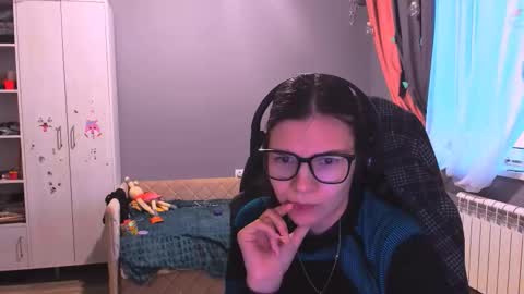  KIRA  online show from December 2, 2025, 2:50 am