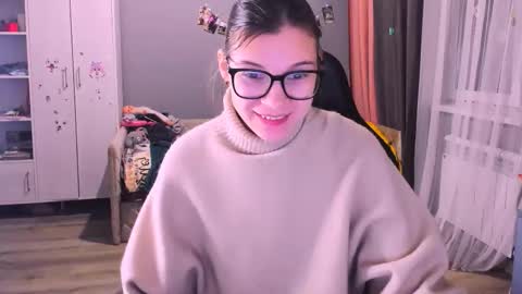  KIRA  online show from December 16, 2025, 2:05 am