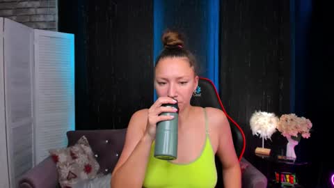 hi im Molly heregreat boobs big heart  warm pussy  online show from November 19, 2025, 12:43 am