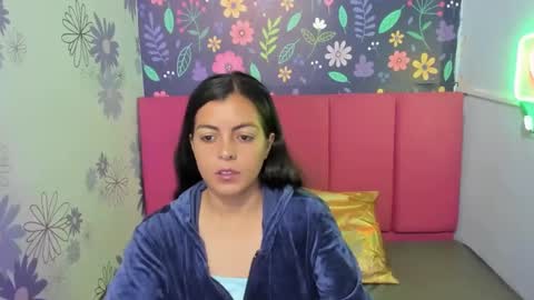 moly_cutte online show from December 9, 2024, 1:13 pm