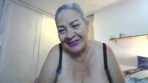 Snapshot of mom_is_wet chatting on February 25, 2026, 4:11 am nativa online show from February 25, 2026, 4:11 am