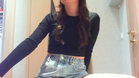 Snapshot of momentbeforedown chatting on December 1, 2024, 4:29 pm Hailey online show from December 1, 2024, 4:29 pm