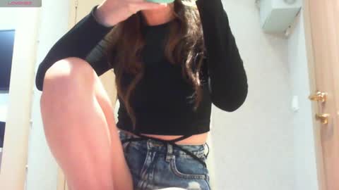 Snapshot of momentbeforedown chatting on November 15, 2025, 3:37 am Hailey online show from November 15, 2025, 3:37 am