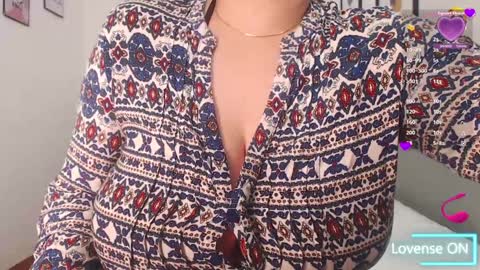 Snapshot of mommyissuess_ chatting on February 6, 2025, 8:02 pm Daphne  online show from February 6, 2025, 8:02 pm