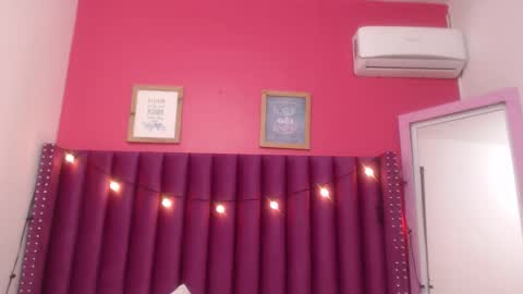 Snapshot of mommyissuess_ chatting on February 26, 2025, 6:37 am Daphne  online show from February 26, 2025, 6:37 am