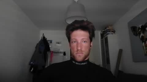 Snapshot of moms_little_monster chatting on February 6, 2025, 8:39 am moms_little_monster online show from February 6, 2025, 8:39 am