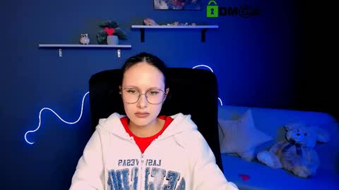 Mona  online show from March 5, 2025, 4:02 pm