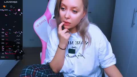 Snapshot of monalauu chatting on December 26, 2024, 11:32 am online show from December 26, 2024, 11:32 am