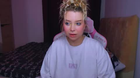 Snapshot of monalauu chatting on September 30, 2025, 12:59 am online show from September 30, 2025, 12:59 am