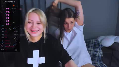 Snapshot of monalauu chatting on December 20, 2025, 12:51 am online show from December 20, 2025, 12:51 am