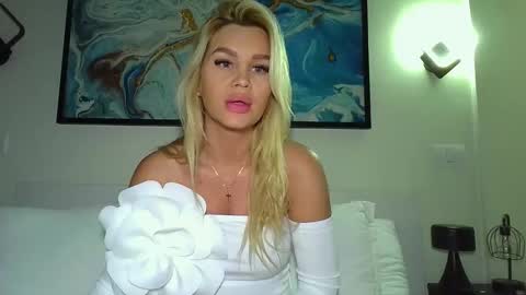 Snapshot of moni_ chatting on January 22, 2025, 3:20 am Monica online show from January 22, 2025, 3:20 am